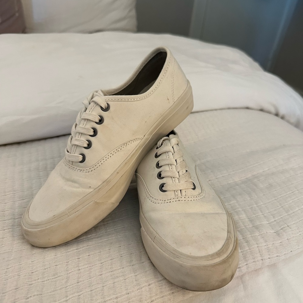 SeaVees Womens White Sneakers - Size 7.5